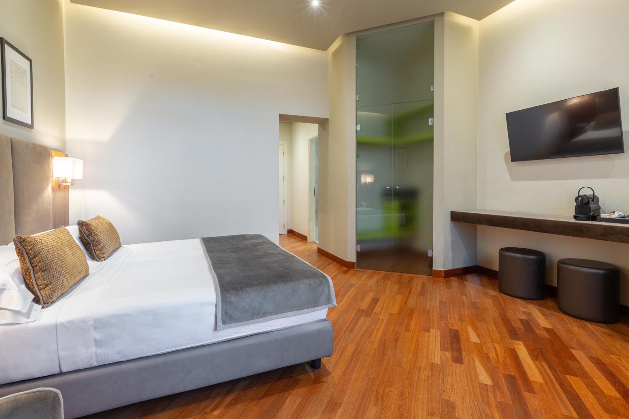 Embassy Hotel 4*